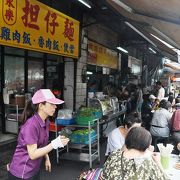 担仔麺、鶏肉飯、魯肉飯など台湾小皿料理をいろいろ食べられる。店頭の黄色い看板に店名があるので