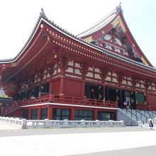 正面脇からの景観です。