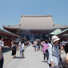 宝蔵門からの本堂の景観です。
