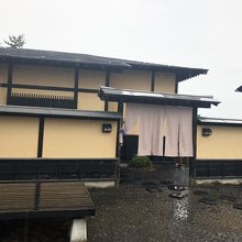 瀟洒な建物に暖簾がよく合う