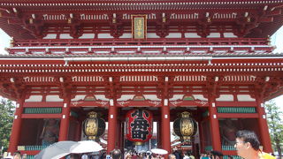 浅草寺の本殿につながる山門です。