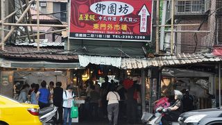 糯米おこわ、豚肉煮物など庶民の味を買ってお土産にできる市場