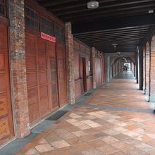 道路沿いは雨にぬれずに歩ける構造だ