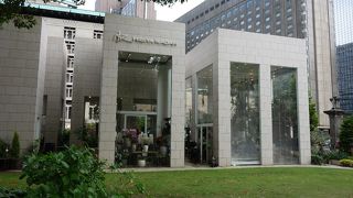 公園の中の素敵な花屋さん