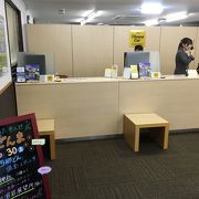 空港ビルから歩けるレンタカー屋