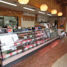 併設されている売店の店内。誰が買うんだあんな高級肉？