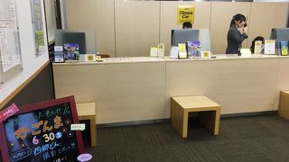 空港ビルから歩けるレンタカー屋