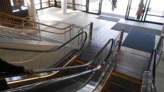 長いエスカレータ