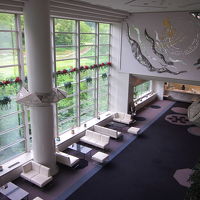 吹き抜けのロビーはやっぱりバブル期の贅沢さ？…