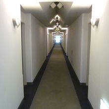 長過ぎる廊下を歩いて部屋が遠い？…