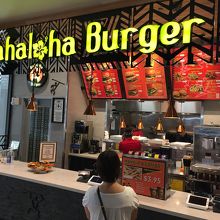 アラモアナセンター2階のフードコートにあるので便利