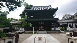 平日の昼間はとても静か