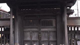 小さいながらも、とても美しい姿をした門