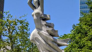 青空に羽ばたく白く美しい「希望」の像