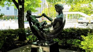 「花の母子像」の花は、ライラックの花房? それとも母親の花冠?