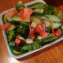 プレートに付くサラダ