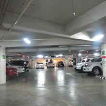 ルスタンスーパーは、地下駐車場のすぐ脇です。