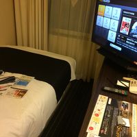 ベッドとテーブルの間に空間はほぼない。