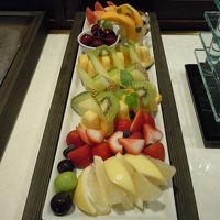 ラウンジのフルーツが盛りだくさん