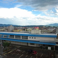 直ぐ下が駅、越後の山々が澄んでます～