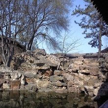 奇岩を使った空間演出が多い印象。