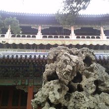 ここにも奇岩。遠くから取り寄せられたというエピソードも。