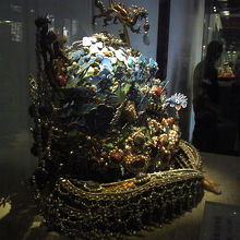 宝物館は清朝の王冠などが展示さています。
