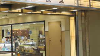 日本の銘菓コーナーが魅力的