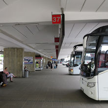 バス乗り場には、番号と行き先が表示されています