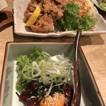 『松本山賊焼き』と『馬肉ユッケ』。いずれも中信地方の料理。