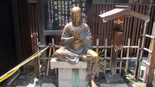 浅草寺境内ににあります。