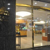 玄関の様子。ガラスの奥はロビー