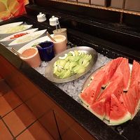 朝食ビュッフェの果物コーナー