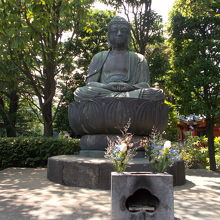 静に見つめてくれています。