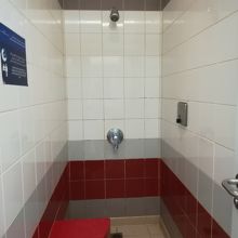 標準シャワールーム。物置台があり、フックも扉横にあります。