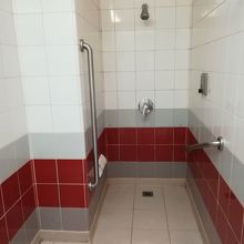 こちらは身障者用で手すりが付いていて少し広めです。荷物台なし