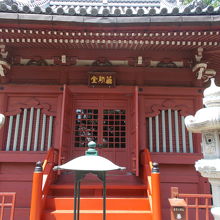 屋根が重厚です。