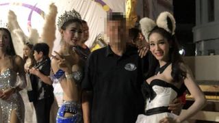 ニューハーフ達による75分間の盛大なステージショー