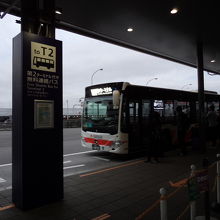 第二ターミナルへの無料シャトルバス(1F)