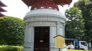 浅草寺境内の淡島堂のエリアにあります。