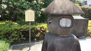 浅草寺の淡島堂の前にあります。