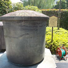 大きな天水桶です。