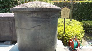 浅草寺境内の淡島堂前にあります。