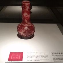 白地紅被騎馬人物文瓶