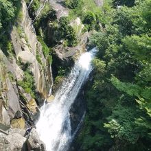 ３段に分かれて流れる