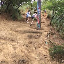 入口すぐにいきなりロープがある急斜面