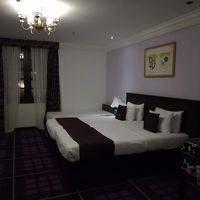 広さ十分、窓の下にはダッチホスピタルのイベントが見えました。