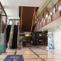 ロビー。ホテル内にはカフェとセブンイレブンもあります