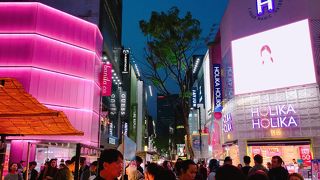 韓国人だけじゃなくて、外国人観光客などでも賑わう繁華街!　ショッピングとグルメの街★