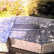 石のベンチのような「北海道電話交換創始の地碑」